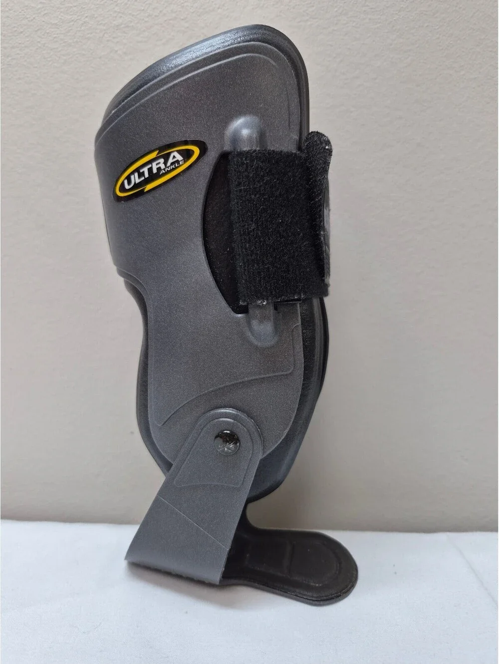 McDavid Ultra Ankle Brace Support with Adjustable Strap, Sz M, Black/Grey B438